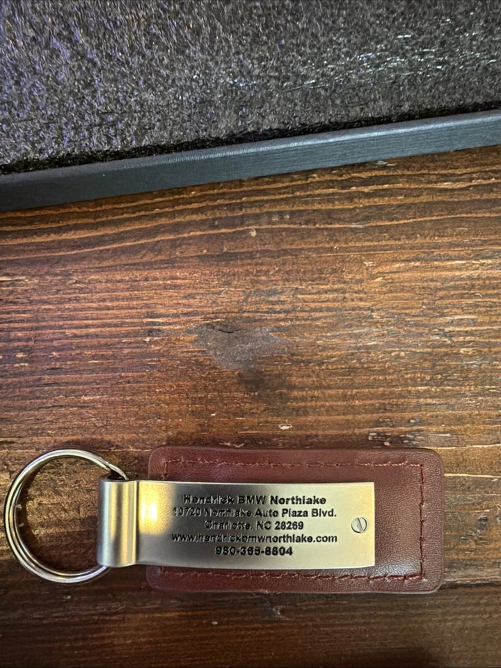 Llavero BMW marrón y negro cuero genuino llave Hendrick BMW Northlake Foto 4 de 4