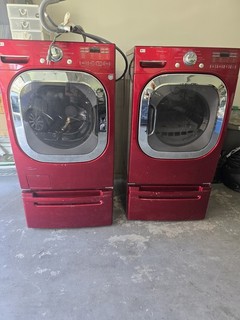 LG SteamWasher/SteamDryer Front Load Washer Dryer Set Red WM2801HRA