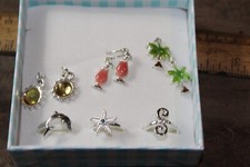 Conjunto de anillos y pendientes tono plata bisutería playa palma delfín margarita