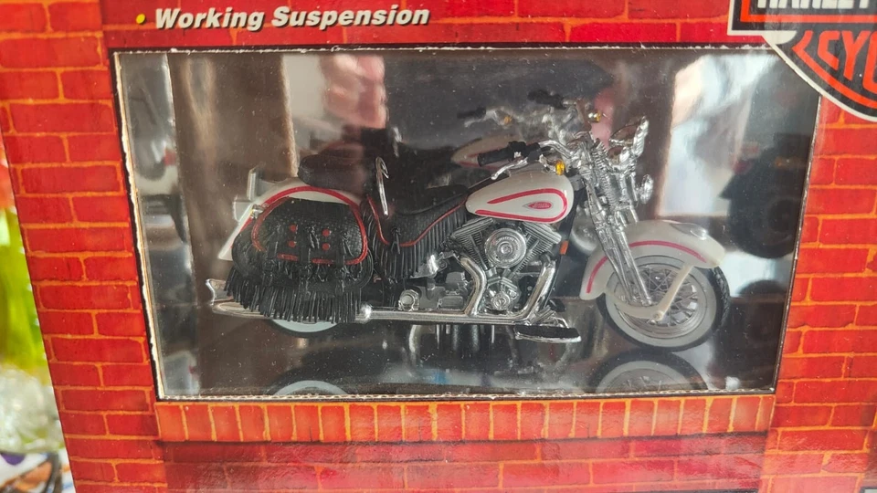 MAISTO SET/VALIGETTA HARLEY DAVIDSON SEI MODELLI SCALA 1:18 REF.55008 - Immagine 3 di 4