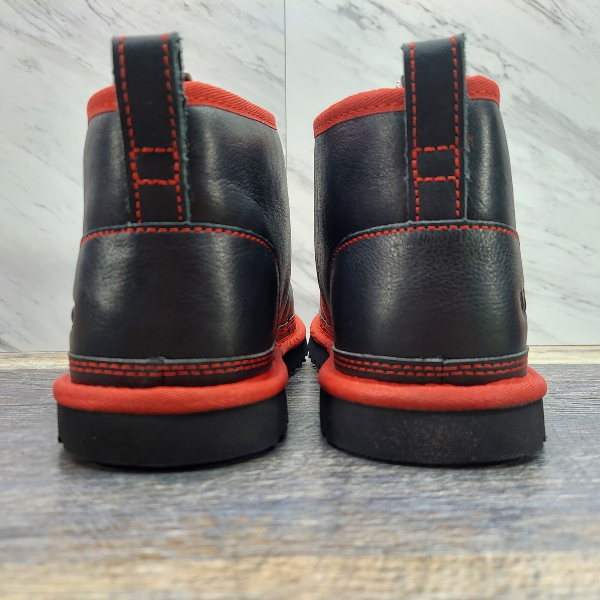 UGG Leather Neumel Chukka Ankle Boots Black Red Original Box  display picture 2