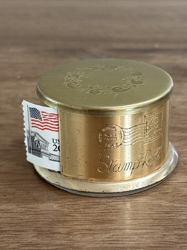 Vintage MCM 1959 ottone tondo 2" TIMBRO ROTOLO DISPENSER scatola porta ghirlanda floreale incisa
