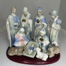 VintageCrown Accents 11 Piece Nativity Set Porcelain with Wood Platform