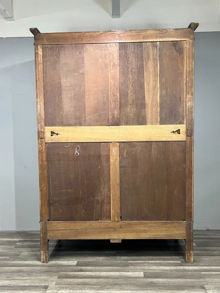 Antiguo armario de parquet francés de nogal Luis XIV con espejo e incrustaciones de latón, circa Foto 3 de 4