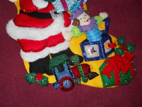 Medias de Navidad de fieltro hechas a mano Bucilla "Regalos de Santa" #86304 ~ Acabadas - Imagen 3 de 5