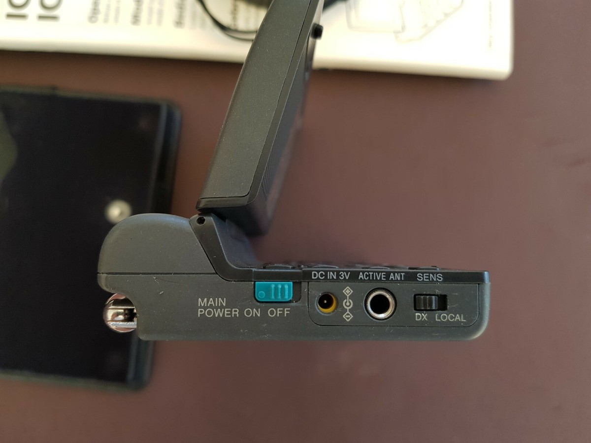 Sony ICF-SW100 world SW/MW/FM radio with case and handbook Sony ICF-SW100 world SW/MW/FM radio with case and handbook