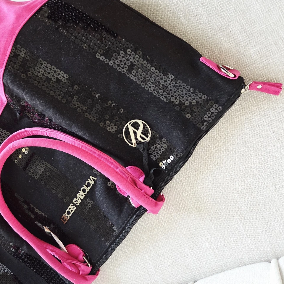 BOLSO BANDOLERA DE VIAJE DE FIN DE SEMANA CON CREMALLERA NEGRO Y ROSA VICTORIA'S SECRET  Foto 4 de 4