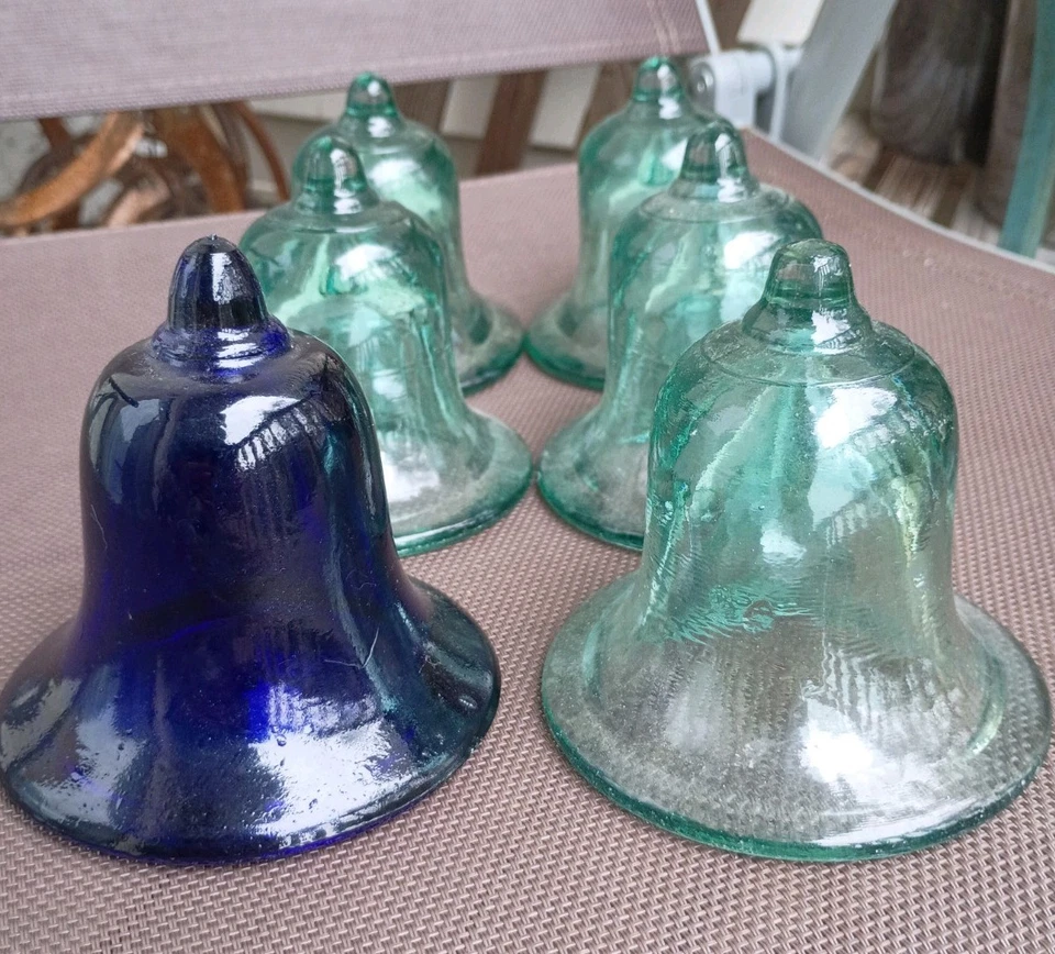 "Lote de 6 campanas campana de jardín de vidrio verde y azul pequeño 4""x4"" soplado a mano" Foto 2 de 4