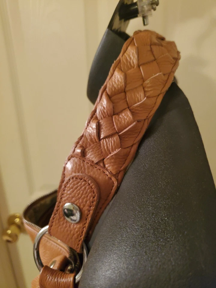 Bolso de hombro de cuero genuino marrón con detalle de rosa marca DuDu Foto 4 de 4