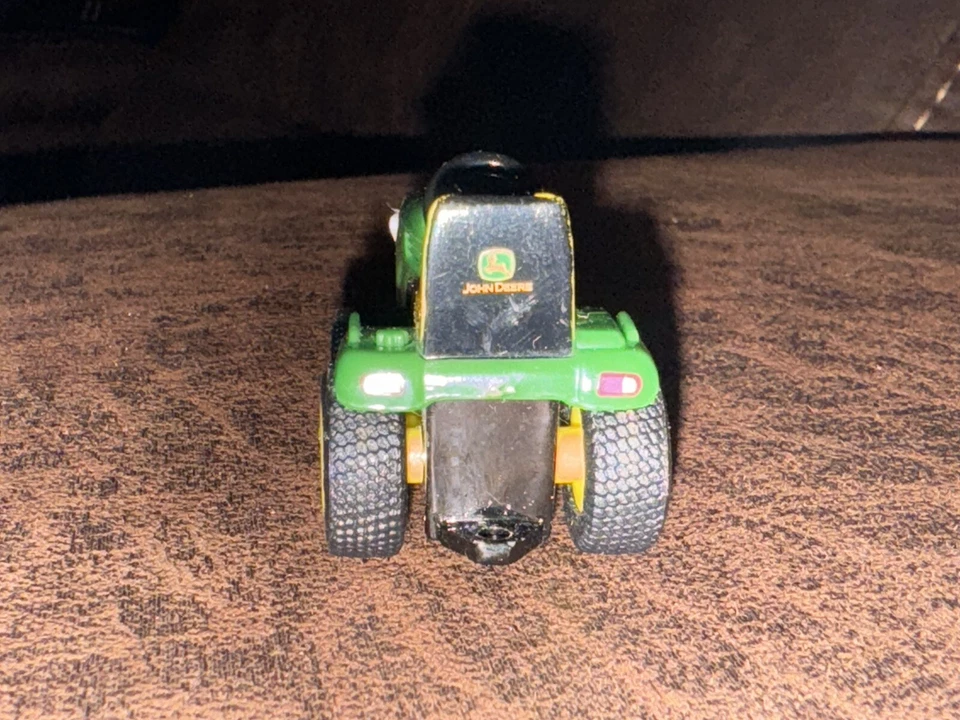 Vehículo utilitario John Deer Gator y cortacésped John Deer Foto 4 de 4