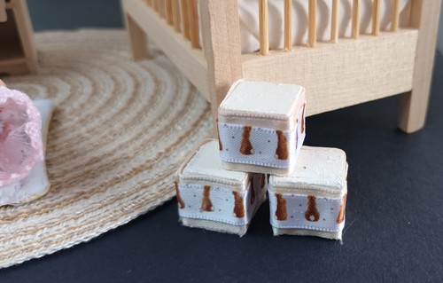 Miniature Dolls House 1/12th Scale COT Set With Accessories. - Picture 8 of 11