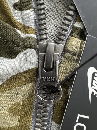 NUEVO CON ETIQUETAS $65 NIKE Sudadera con Capucha Calce Suelto Algodón Orgánico Camuflaje Cremallera Completa - Talla Pequeña - Imagen 4 de 9