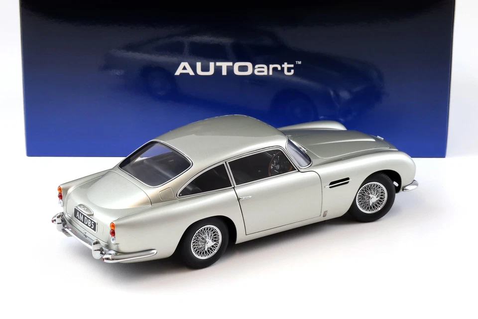 1:18 AUTOart Aston Martin DB5 Coupé 1964 Argento Betulla 70287 - Immagine 3 di 4