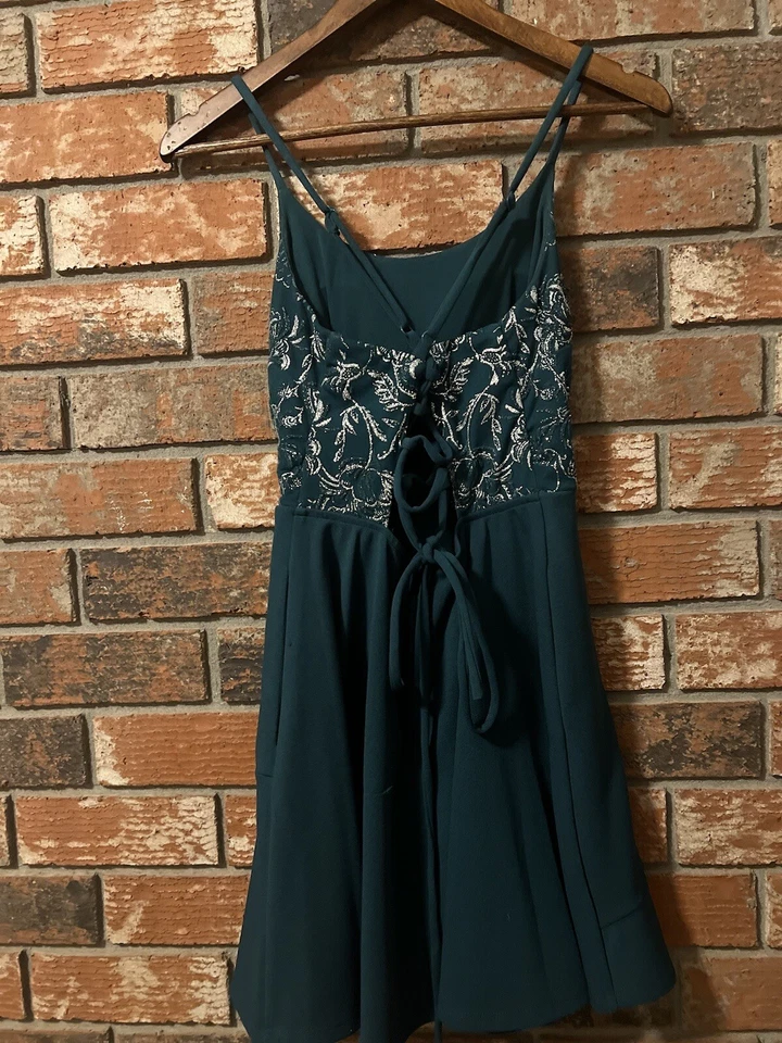 Vestido de regreso a casa Xhilaration adornos con correa de espagueti verde talla 1 Foto 2 de 4