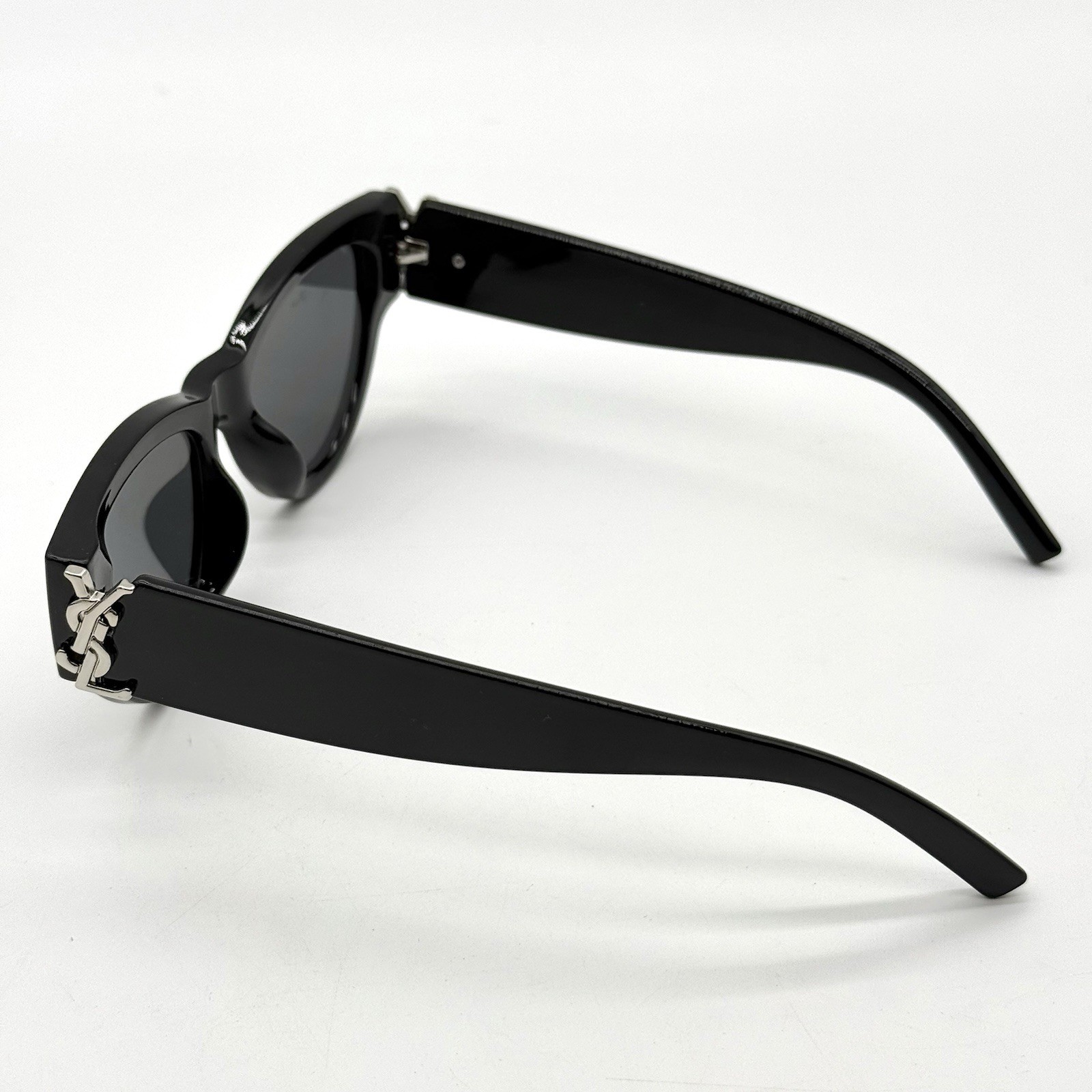 SAINT LAURENT Occhiali da sole donna YSL montatura occhi di gatto neri con logo tono argento su tempio