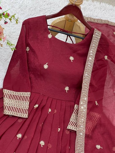 Top de seda crujiente pesado único Palazzo con Dupatta granate para uso de recepción - Imagen 4 de 11