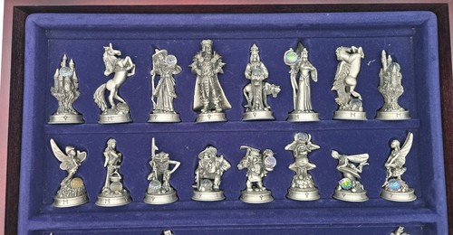 DANBURY MINT FANTASY OF THE CRYSTAL CHESS SET- Very Nice Condition! - Picture 2 of 9