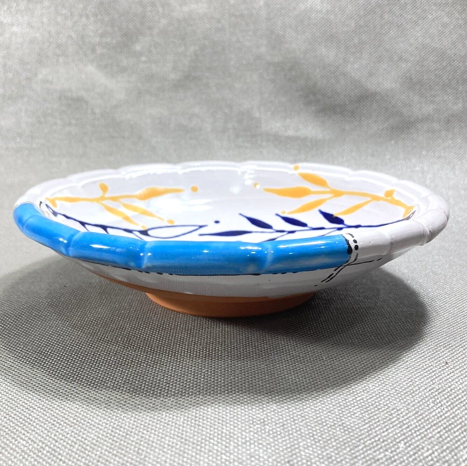 Plato de caramelo de terracota pintado esmaltado patrón floral blanco azul amarillo 6 pulgadas de ancho Foto 3 de 4