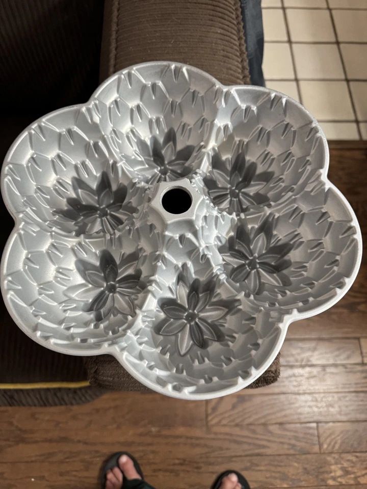 Nordic Ware Gold Aloha Hawaii Pineapple Bundt Cake Pan. New, missing packaging. - Image 4 of 4