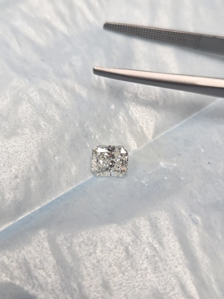 GIA Radiant 1.03ct Elongated Shape Near Colorless Firey Natural Diamond - Image 4 of 4