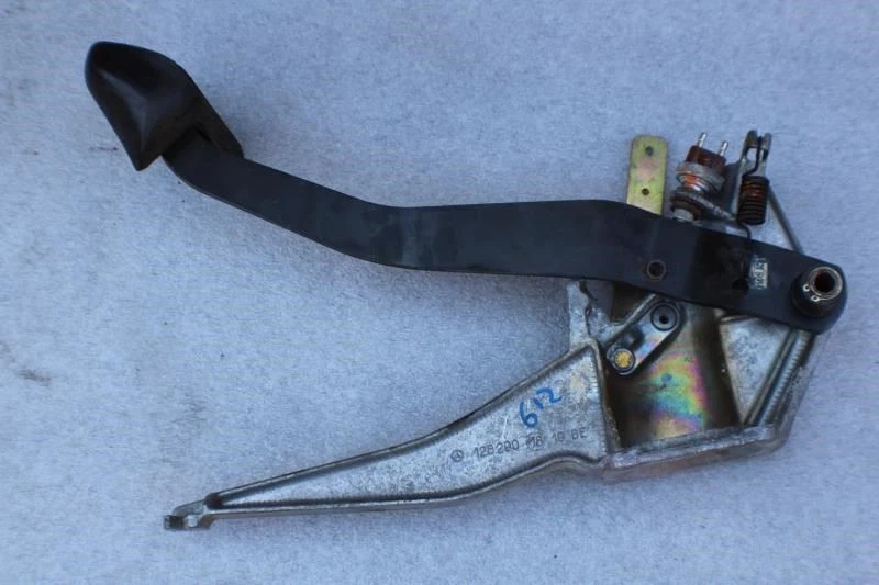 1981 1982 1983 1984 1985 MERCEDES 300SD W126 PEDAL FRENO 1262901819 Foto 3 de 4