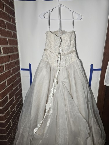 Vestido de novia con tren Oleg Cassini Collection David's talla 10. Descripción - Imagen 7 de 9