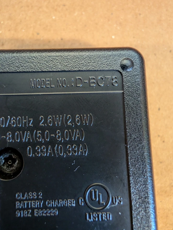 Cargador de batería Pentax D-BC78 sin cable. Probado Foto 3 de 4