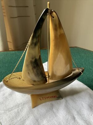 ''Lesmural'' HORN SEGELBOOT ORNAMENT GOLDFARBEN METALLMAST