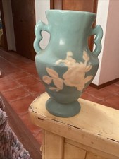 Vaso Weller Pottery blu/acqua con manici e motivo rosa cammeo bianco 7 1/4"