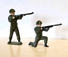 SOLDIERS FIRING RIFLE (2) BRITAINS TIMPO JOHILLCO CHERILEA