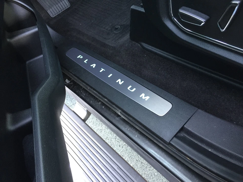 Juego de cubiertas de umbral de puerta iluminadas LED platino platino para Ford F250 F350 17-22 Foto 4 de 4