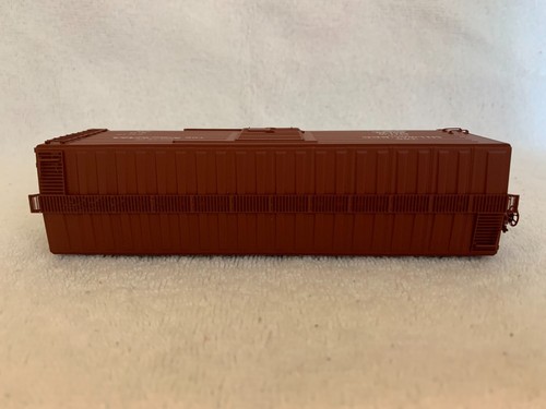 Intermountain #48501-03 HO Scale Milwaukee Mil Rd Hiawatha Box Car #23145 - Picture 7 of 8