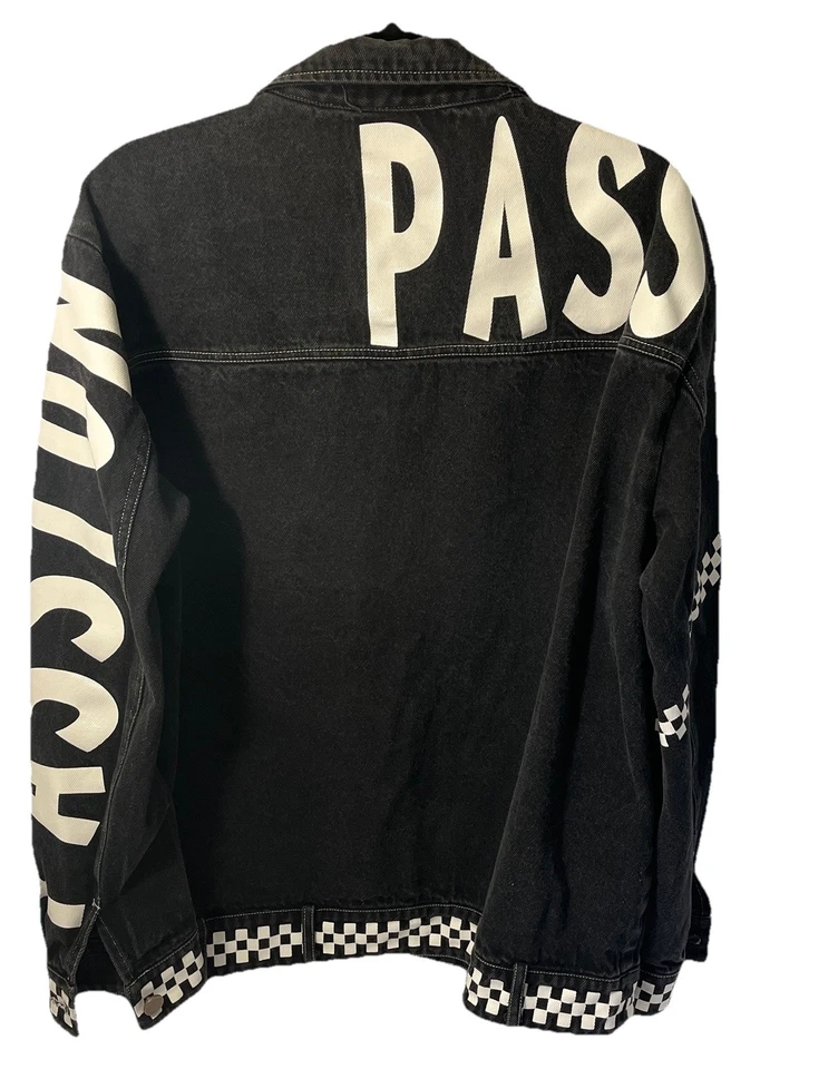 Chaqueta de mezclilla negra para hombre sin marca costuras blancas y botones con letras de vinilo Foto 2 de 3