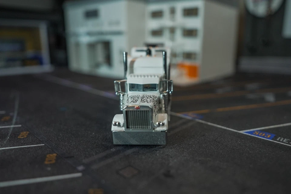 DCP 1:64 Peterbilt 389 Custom Made Long Sleeper - Image 2 of 4