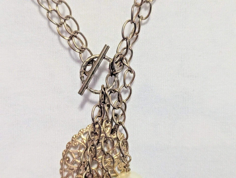 Hormiga de gran tamaño Vinage Statement. Collar tono dorado con varios dijes gruesos Foto 4 de 4