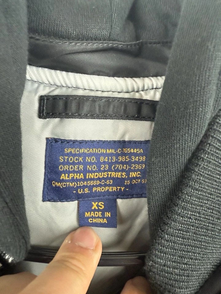 Chaqueta bomber satinada Alpha Industries para hombre negra talla XS con logotipo de Conan con capucha Foto 3 de 4