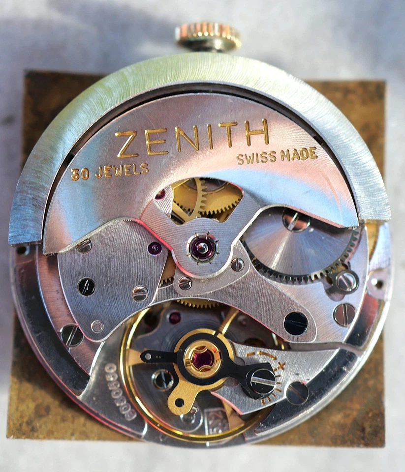 Montre bracelet homme Zenith plaqué or automatic Square cal 2532-PC SBX25ZEN001 - Photo 3/4