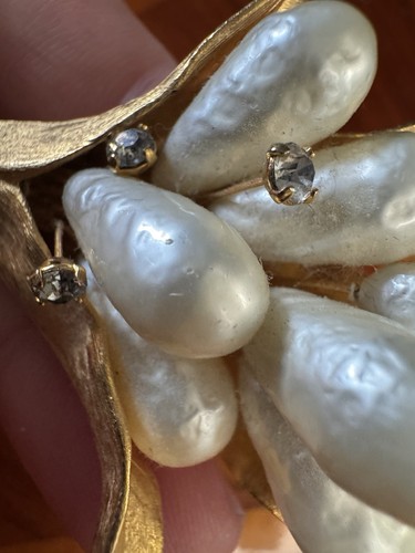 HUGE VINTAGE KRAMER PIN BROOCH FAUX BAROQUE PEARL FLOWERS LEAVES 1960s - Picture 9 of 15