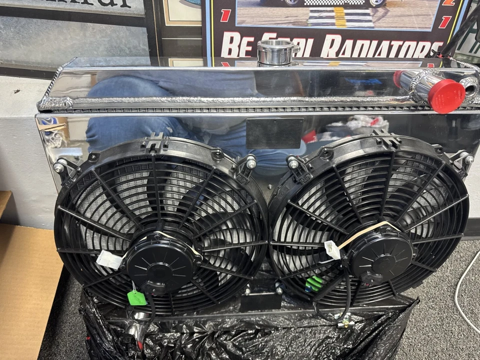 Radiador de aluminio Be Cool con ventiladores dobles en cubierta. Foto 2 de 2