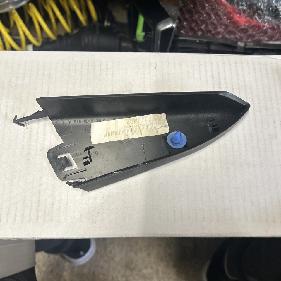 RENAULT CLIO MK5 BF PUERTA TRASERA CUARTO MOLDURA LADO IZQUIERDO PASAJERO 2020 Foto 2 de 4