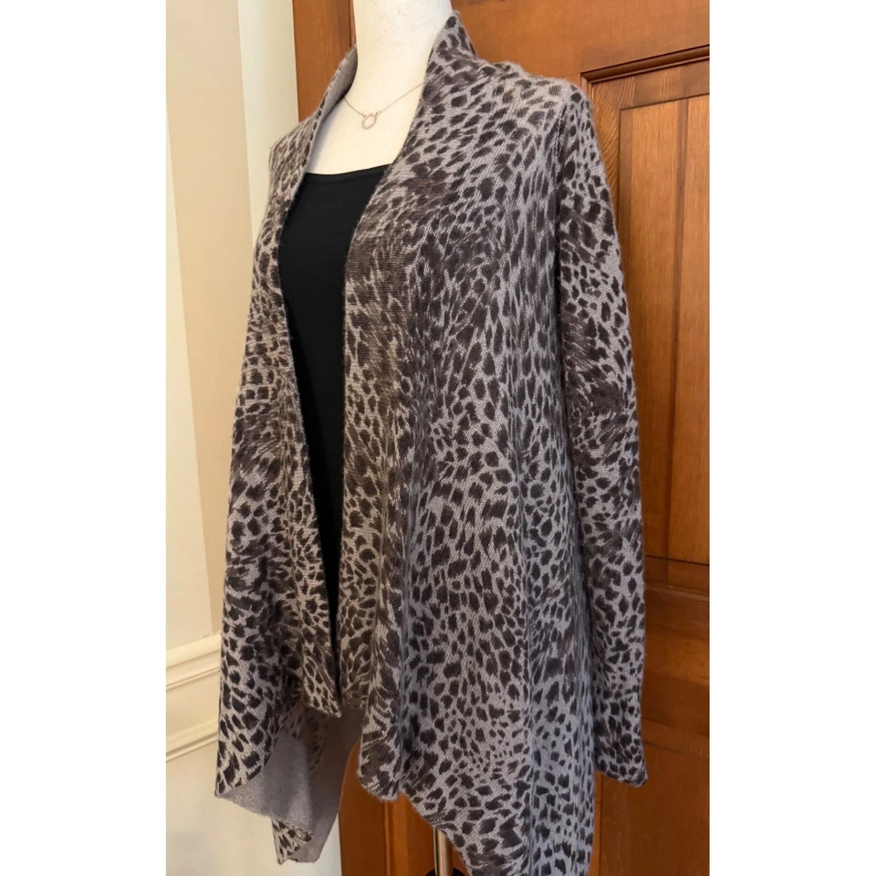 Cárdigan suéter Line Cashmere frente abierto para mujer pequeño guepardo envoltura suave Foto 3 de 4