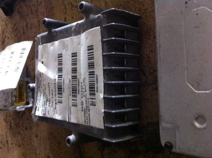 96 CHASIS CIRRUS MÓDULO TRANSMISIÓN ECM GUARDABARROS IZQUIERDO Foto 2 de 4