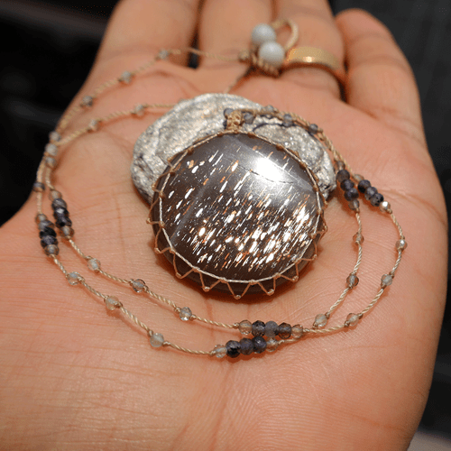 Handcrafted Natural Rainbow Fire Lattice Sunstone Micro Macrame Crystal Necklace - Imagen 4 de 11