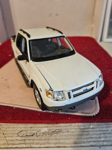 CAUTIVADOR FORD EXPLORER SPORT TRACK 1:18 DE MAISTO WHITE ESTATE FIND - Imagen 13 de 18