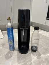 Soda Stream Soda Maker Maschine schwarz mit Gasflasche und Flasche 