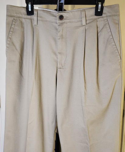 Dockers Khakis. Classic fit, pleated. All motion comfort wasteband. 32x32. - Picture 3 of 9