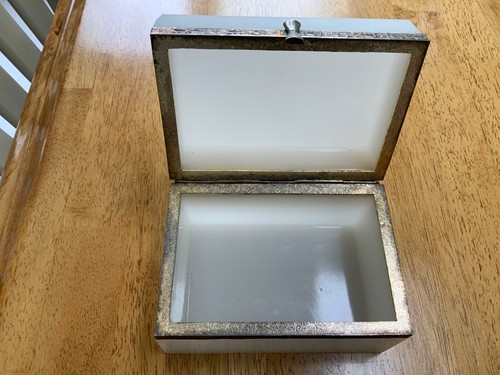 Antike französische weiße Opalglas Schmuckschatulle/Schminktischdose/Ormolu Halterungen - Bild 6 von 9