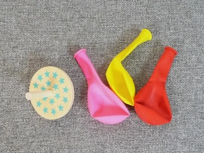 🌼 Toupie en Bois Beige à Motifs Bleu et Orange avec 3 ballons Gonflables- Neuf - Photo 1/4