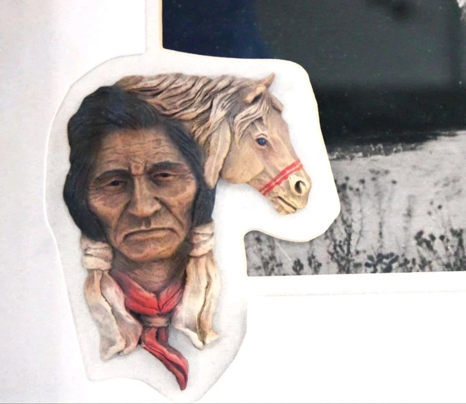 Escultura fotográfica de medios mixtos de Neil J Rose con Edward S Curtis Respite Foto 3 de 4