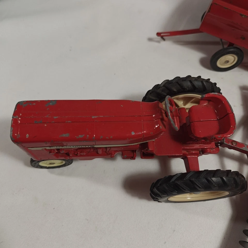 Tractor ERTL 1/16 IH International Harvester Farmall 544 con vagón y arado de disco Foto 3 de 4